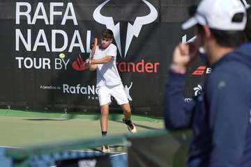 Previa sin tregua en Telde en el Rafa Nadal Tour by Santander Gran Canaria 2022/TA.